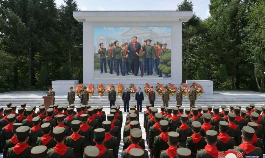 Mural de mosaico en la Escuela Revolucionaria de Mangyongdae