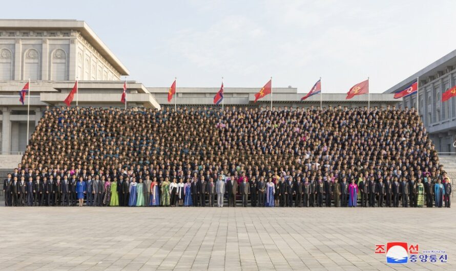 Kim Jong Un se retrata con participantes en festejos del 75º aniversario de fundación de la RPDC