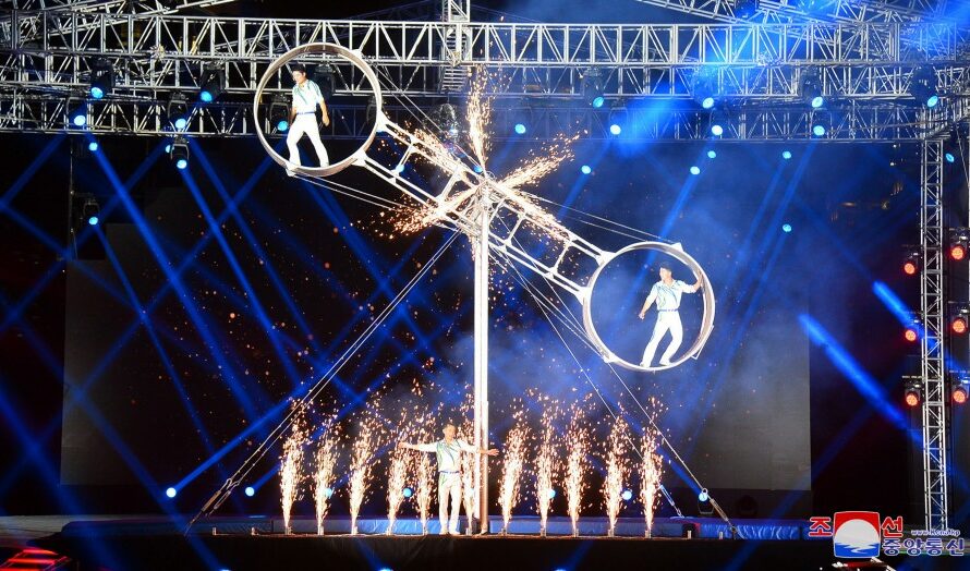 Función acrobática conjunta por el 10 de octubre
