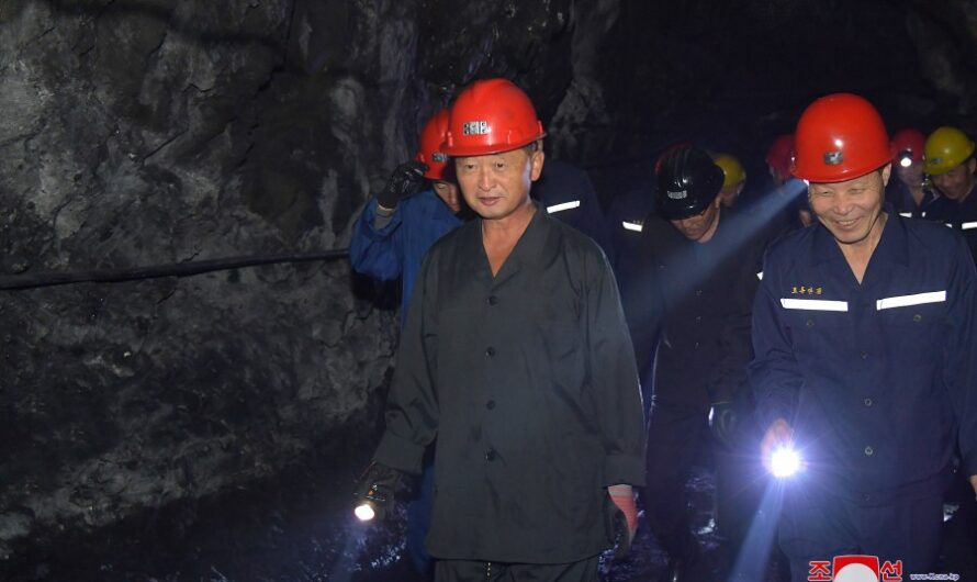 Kim Tok Hun recorre centros industriales de la zona occidental