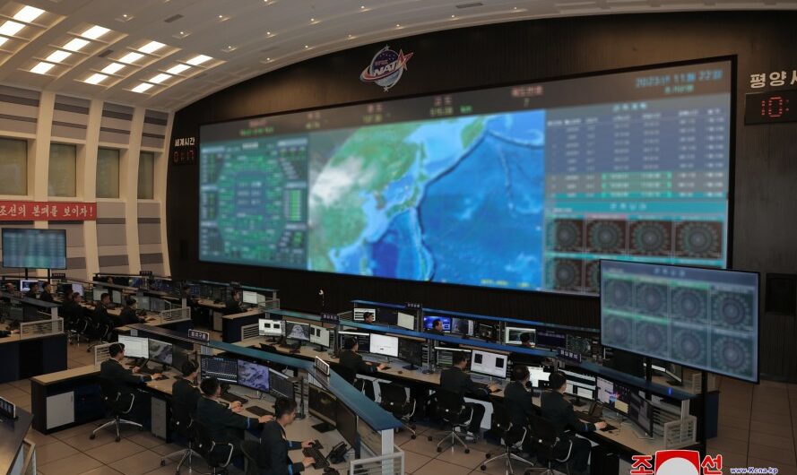 KIM JONG UN visita el centro de control general de Pyongyang de la DNTA