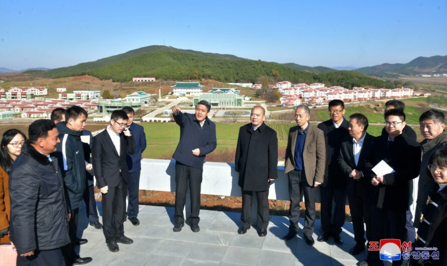 Huéspedes chinos visitan Granja de Thaek-am y otros lugares.