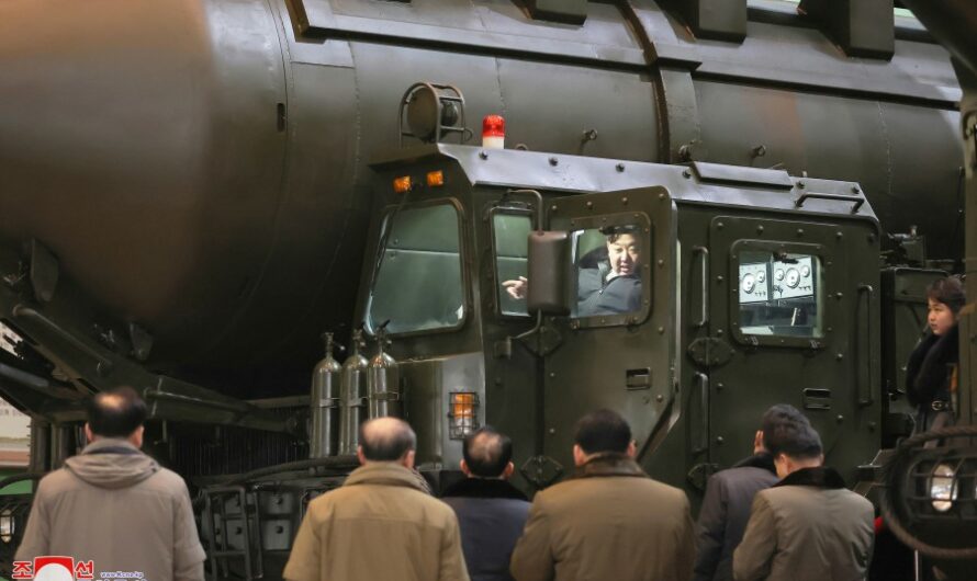 Kim Jong Un dirige importante fábrica de camiones militares