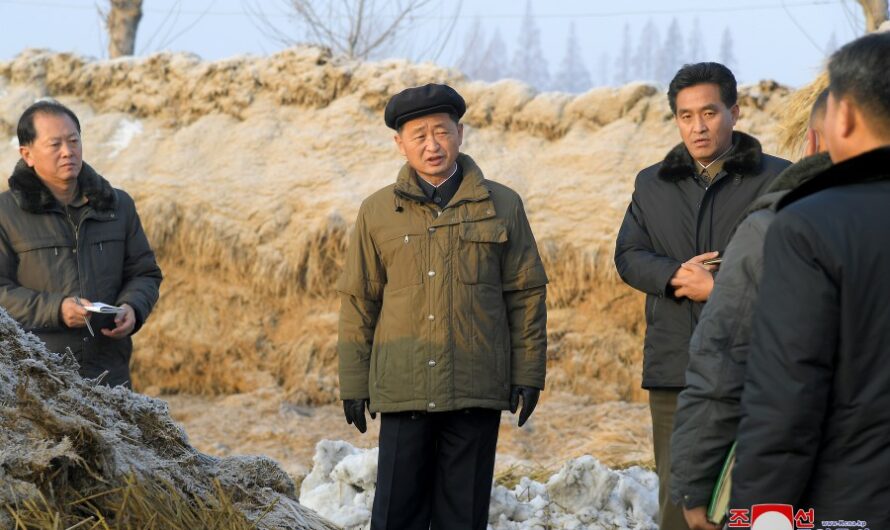 Kim Tok Hun supervisa el sector agrícola en Hwanghae del Sur