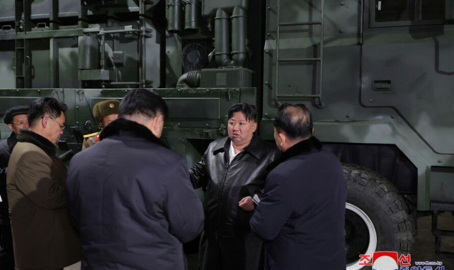 Kim Jong Un dirige en el terreno importantes fábricas armamentistas