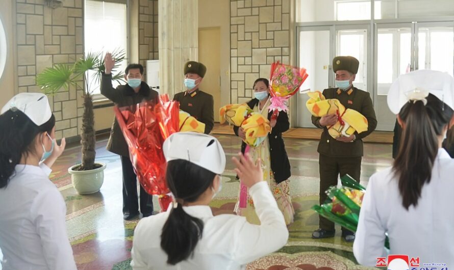 Dadas de alta trillizas en la Casa de Maternidad de Pyongyang