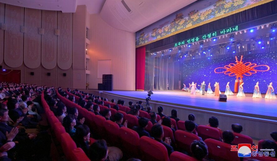 Artistas chinos ofrecen una función de amistad Corea-China