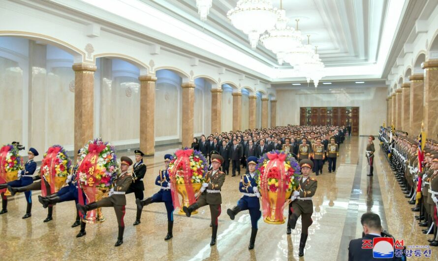 Cuadros del partido y gobierno visitan el Palacio del Sol Kumsusan
