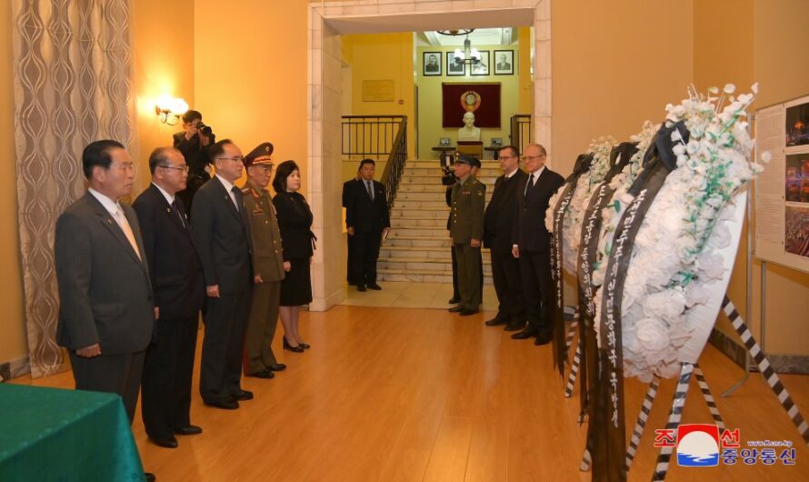 Visita de condolencia a la embajada rusa