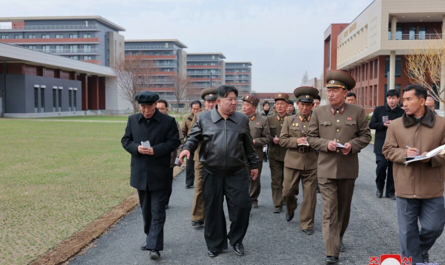 Estimado compañero Kim Jong Un visita el campo de construcción de la Escuela Central de Cuadros del PTC
