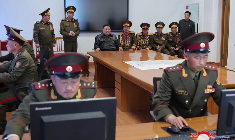 Visita de orientación a la Academia Militar y Política Kim Jong Il