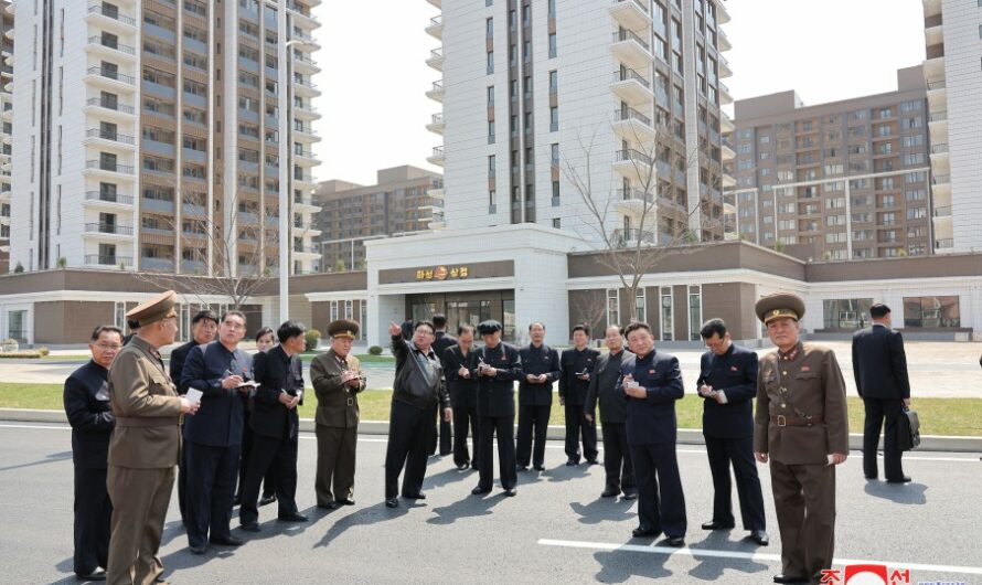 Kim Jong Un visita el campo de construcción de viviendas en la zona de Hwasong