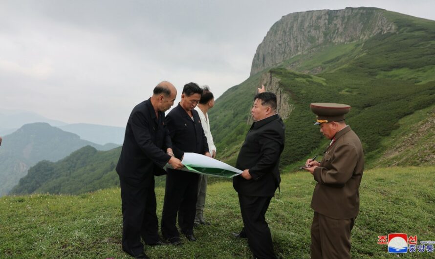 Kim Jong Un dirige sobre el terreno la construcción de la ciudad de Samjiyon