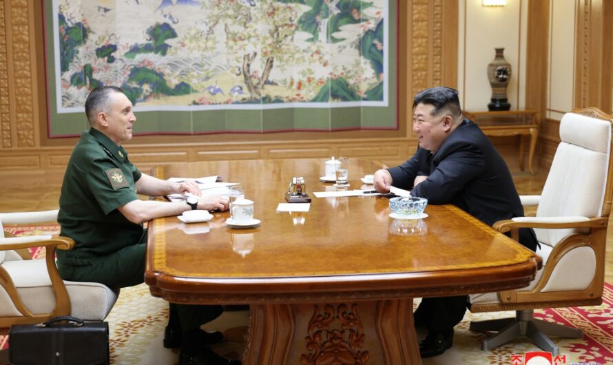 Kim Jong Un recibe a una delegación militar de la Federación Rusa