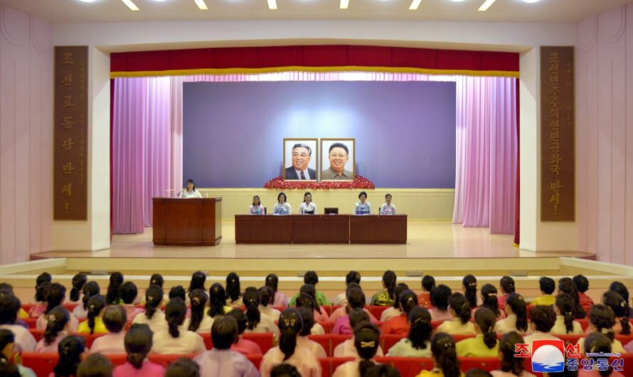 Mujeres coreanas recuerdan las hazañas del Presidente Kim Il Sung