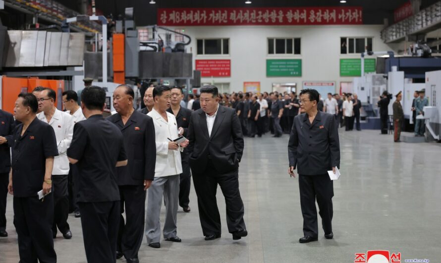 Kim Jong Un recorre fábricas y empresas junto con los miembros  de dirección central del PTC