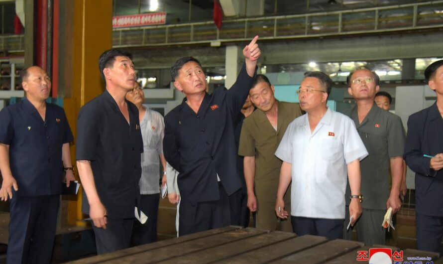 Kim Tok Hun supervisa distintos sectores de la economía