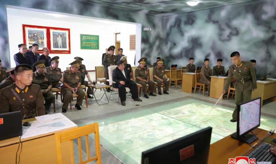 Kim Jong Un inspecciona la Escuela General de Oficiales Artilleros O Jin U