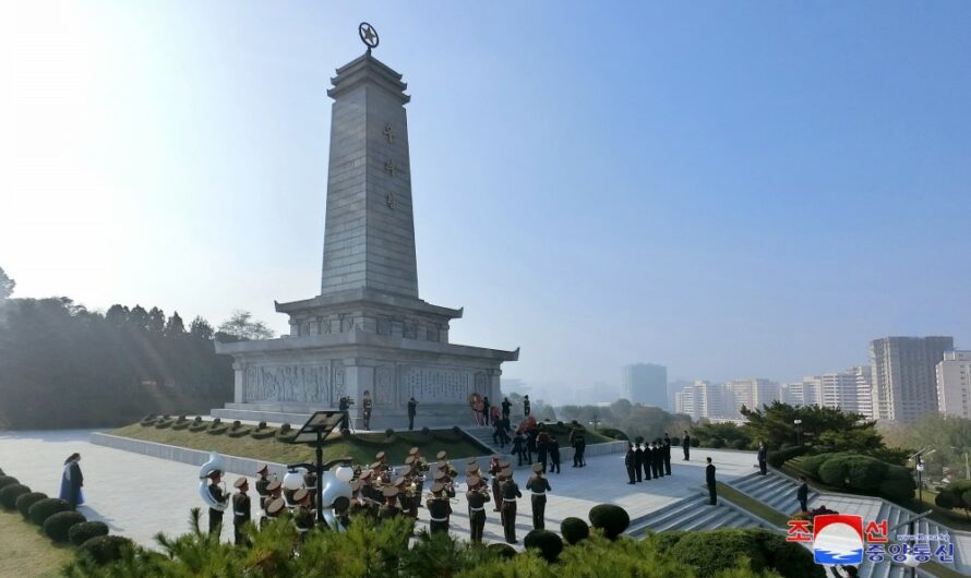 Ofrendas florales ante el Monumento a la Amistad