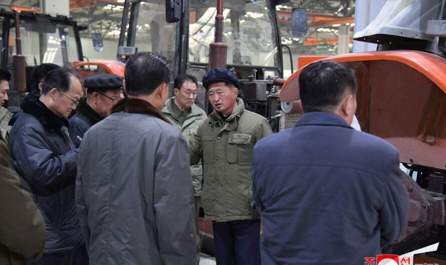 Kim Tok Hun recorre Fábrica de Tractores Kumsong y Complejo Químico Juventud de Namhung