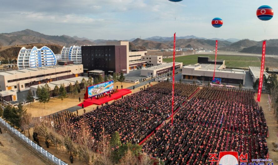 Ceremonia inaugural de fábricas locales en el distrito Songchon