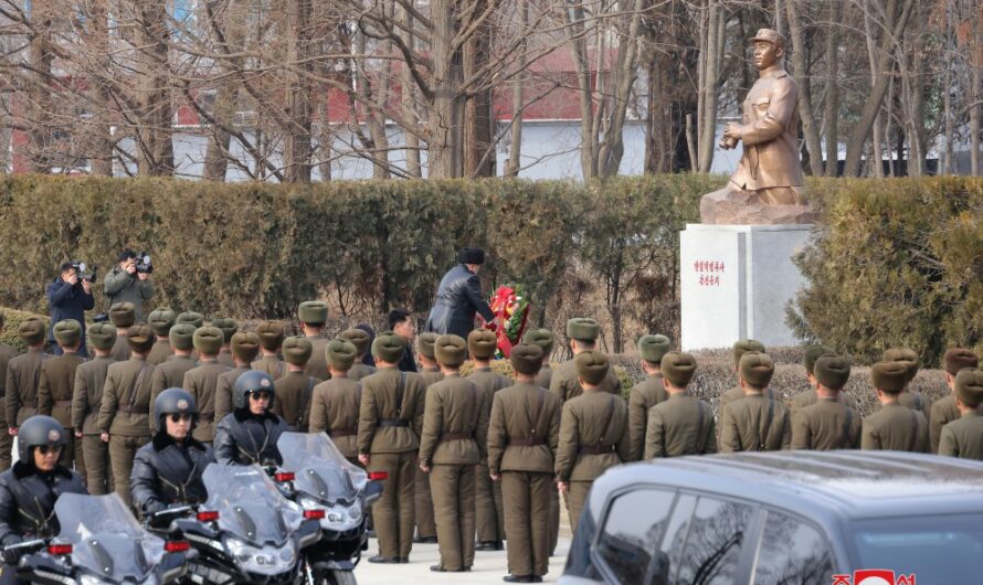 Visita a la Escuela General de Oficiales Kang Kon