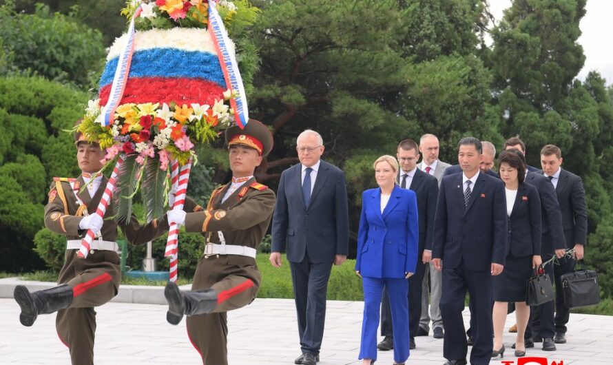 Delegación rusa rinde homenaje a mártires del ejército soviético