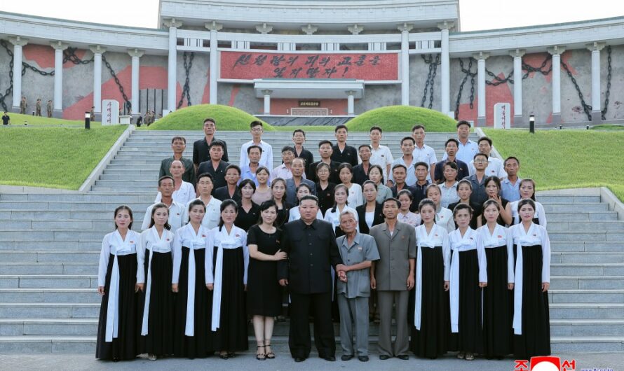 KIM JONG UN Visita al Pabellón de Educación Clasista de Sinchon