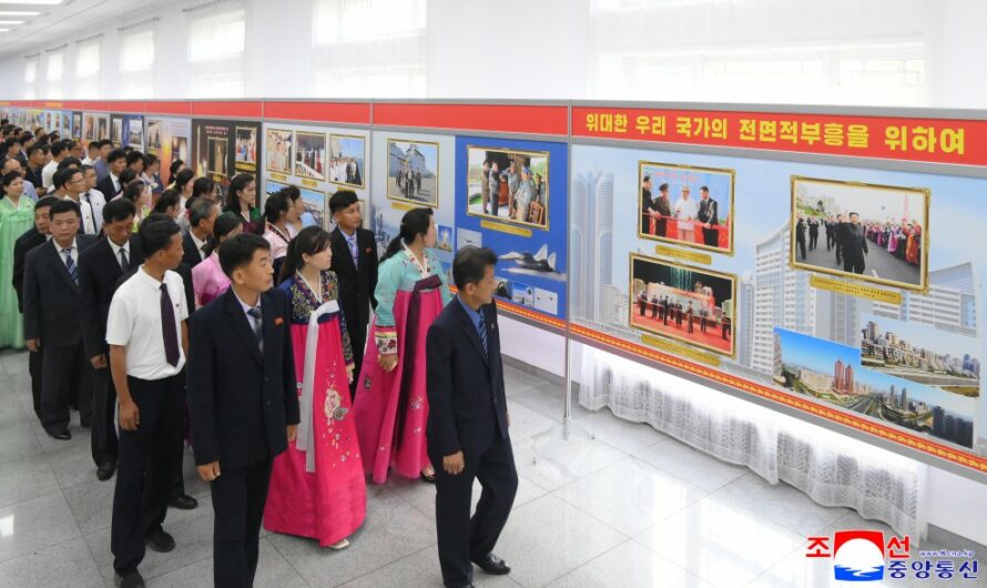 Exhibición fotográfica en recuerdo de la victoria en la guerra antijaponesa.