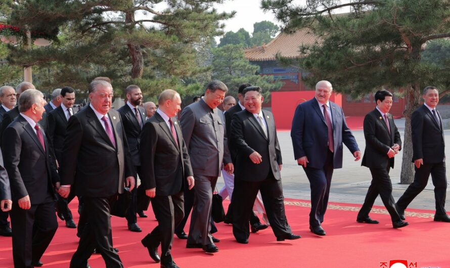 KIM JONG UN asiste a las festividades en Beijing