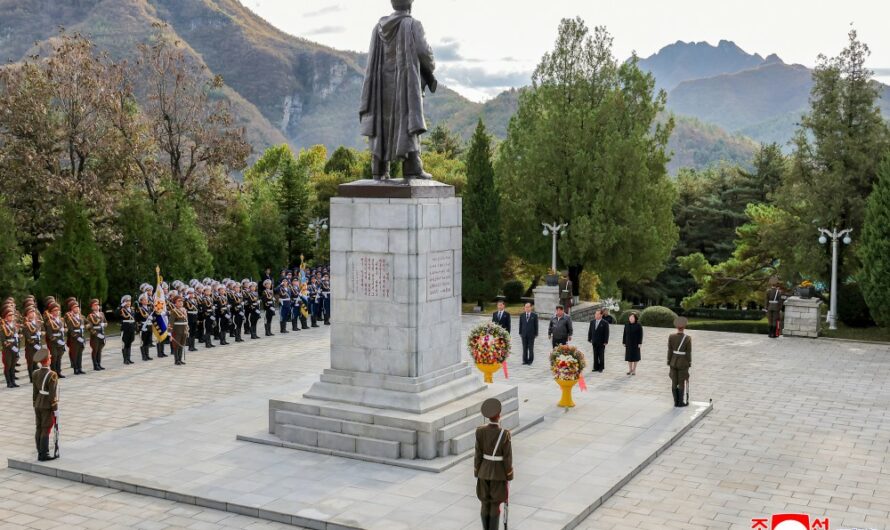 Visita al cementerio de mártires del Cuerpo de Voluntarios del Pueblo Chino