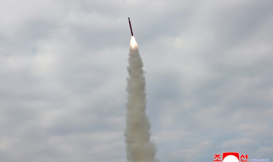 Prueba de misil crucero estratégico mar-tierra