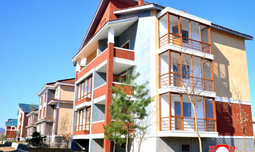 Entregadas nuevas viviendas a granjeros en Kyongwon