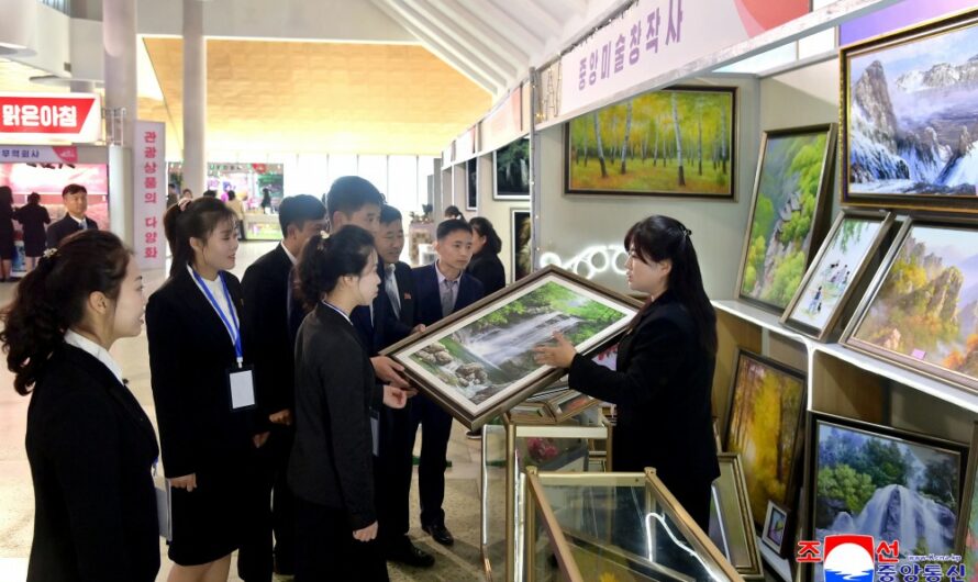Exposición de souvenires de turismo