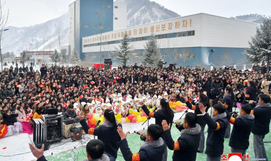 Inauguración de fábricas de industria local en distrito Kim Jong Suk