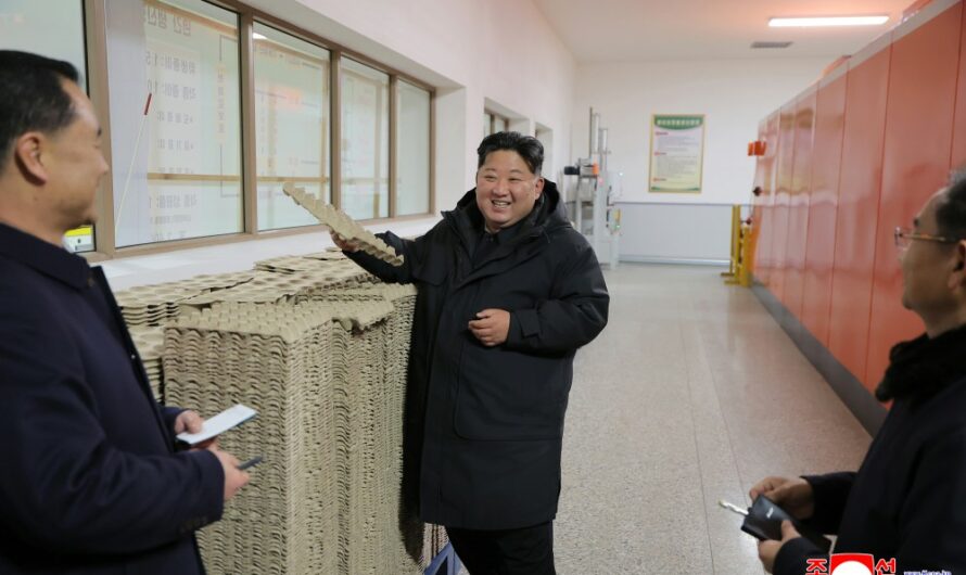 Inspección de fábricas de industria local  antes de su inauguración.