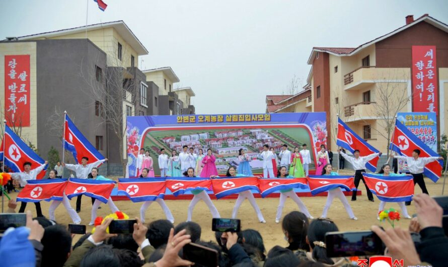 Los granjeros de Ogye, Sangja y Jungyong reciben sus nuevas viviendas.