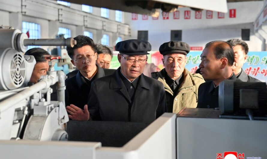 Pak Thae Song averigua trabajos de varios dominios de economía nacional