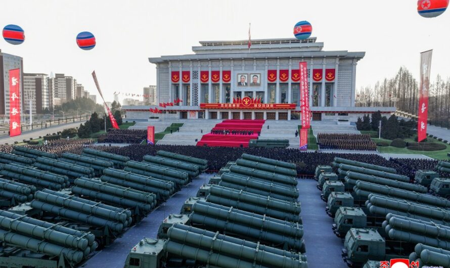 Acto de entrega de lanzacohetes reactivos autopropulsados de gran calibre 600mm al 9º Congreso del PTC