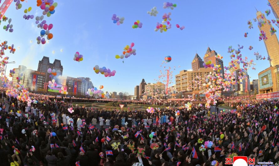 Acto inaugural de viviendas para 10000 familias en Hwasong