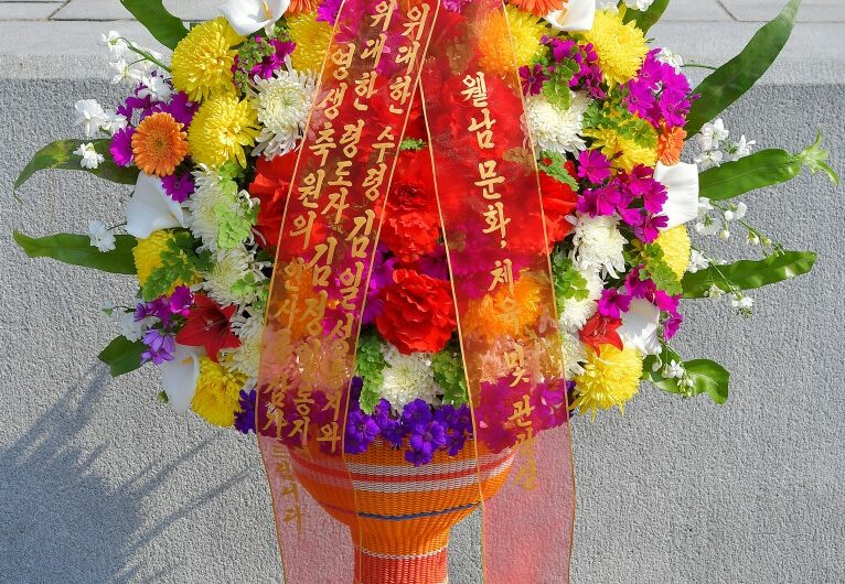 Colocados en la colina Mansu los cestos de flores