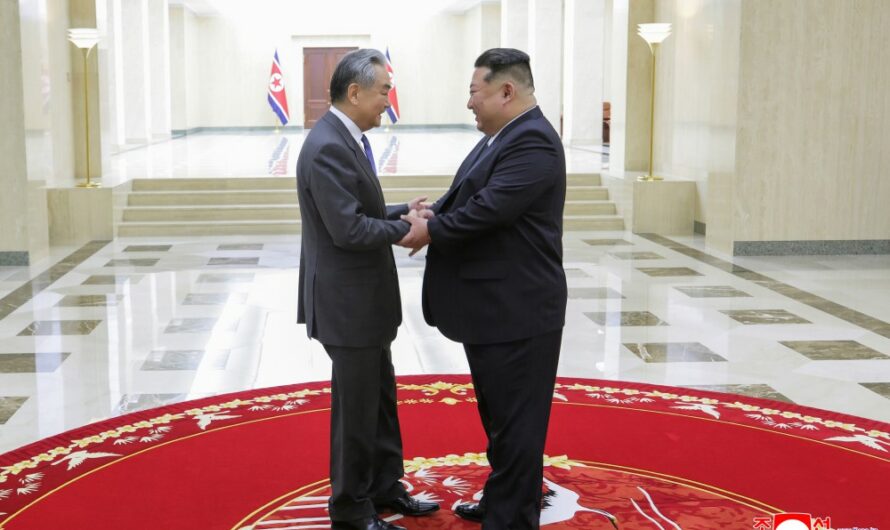 Estimado camarada Kim Jong Un se reúne con el canciller chino Wang Yi