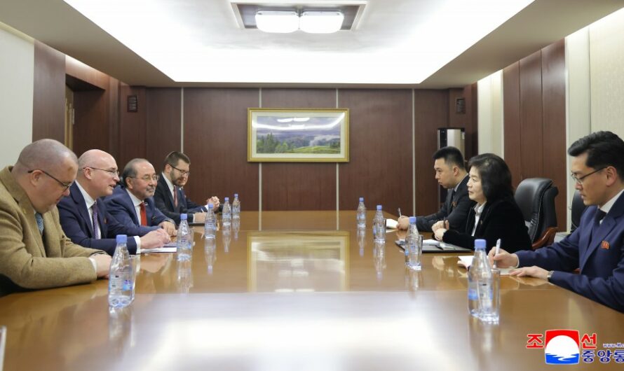 Choe Son Hui se reúne con la delegación de TASS