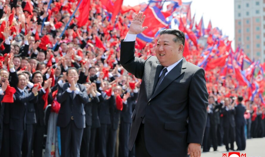 Estimado camarada Kim Jong Un se fotografía con participantes en el 9º Congreso de la FGSC