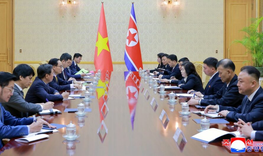 Reunión diplomática con delegados vietnamitas