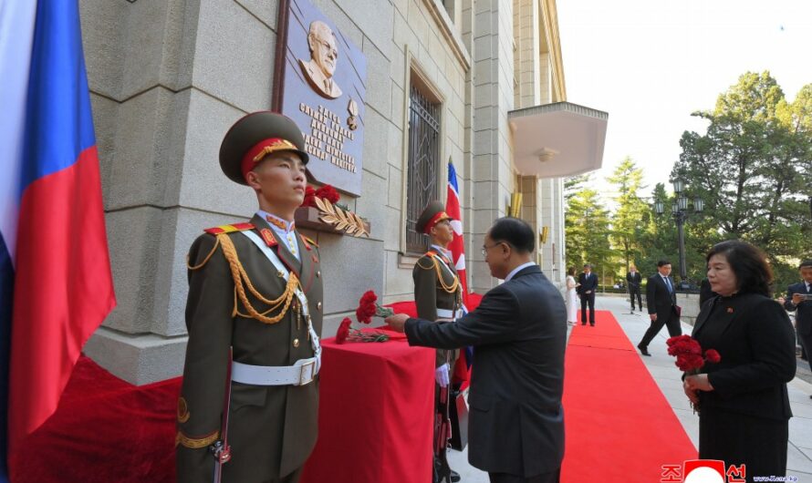 Ceremonia de descubrimiento de tabla conmemorativa en la embajada rusa