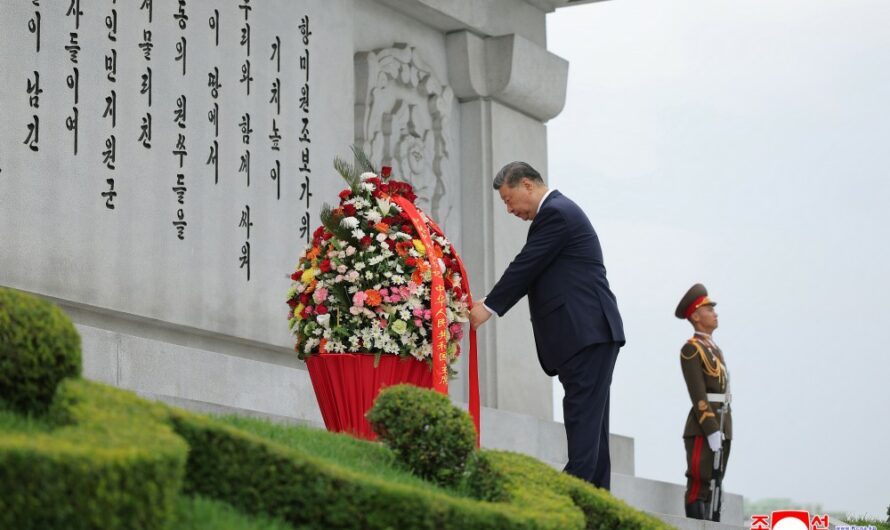 Xi Jinping deposita cesto de flores ante Monumento a la Amistad.