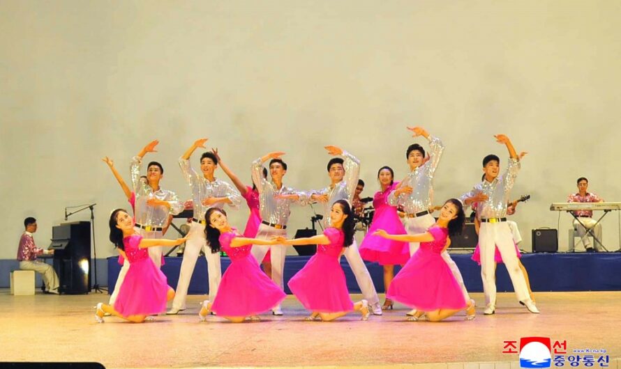 Función de integrantes de la Asociación Artística de los Discapacitados de Corea