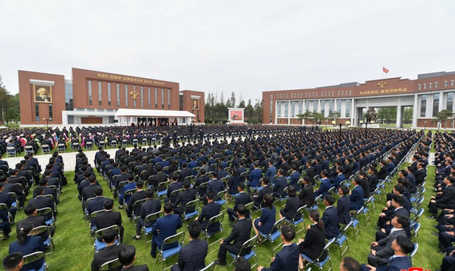 Estimado camarada Kim Jong Un realiza visita de felicitación a la Escuela Central de Cuadros del PTC