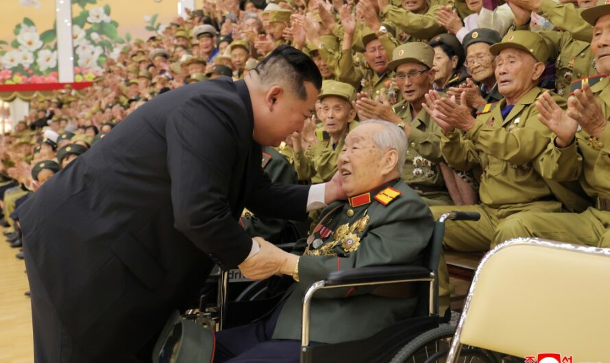 Estimado camarada Kim Jong Un se fotografía con veteranos y ameritados del tiempo de guerra